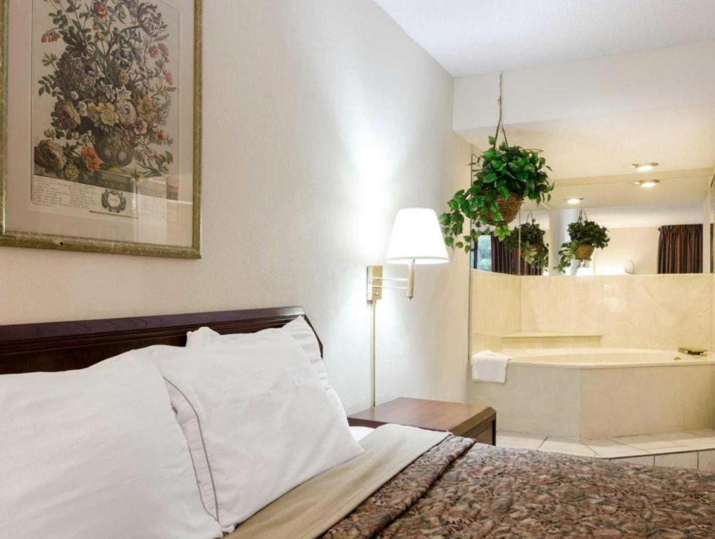 Rodeway Inn Norcross Extérieur photo